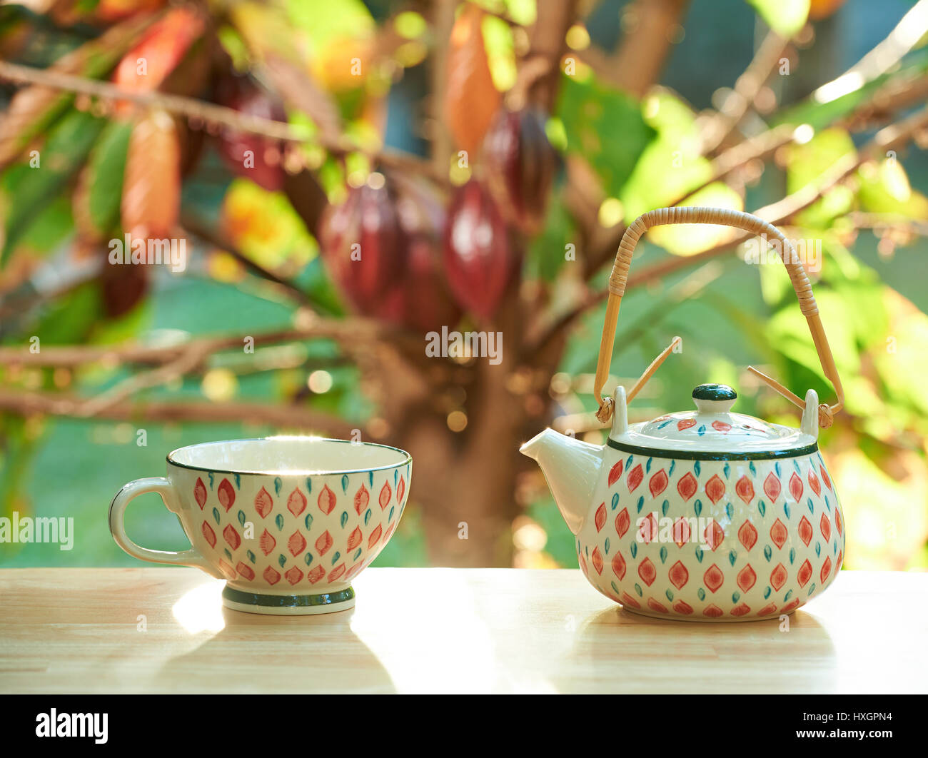 Teetasse und Topf auf sonnigen Tageslicht mit abstrakten Bio der Hintergrund jedoch unscharf Stockfoto