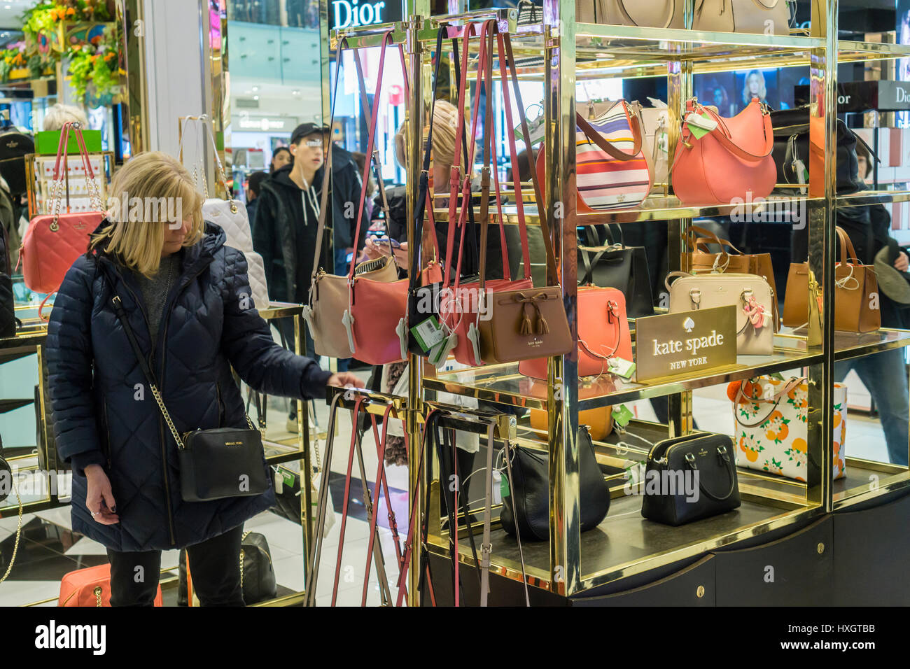 Käufer suchen Kate Spade Handtaschen in Macy's Herald Square Flagship-Store auf Sonntag, 26. März 2017. (© Richard B. Levine) Stockfoto