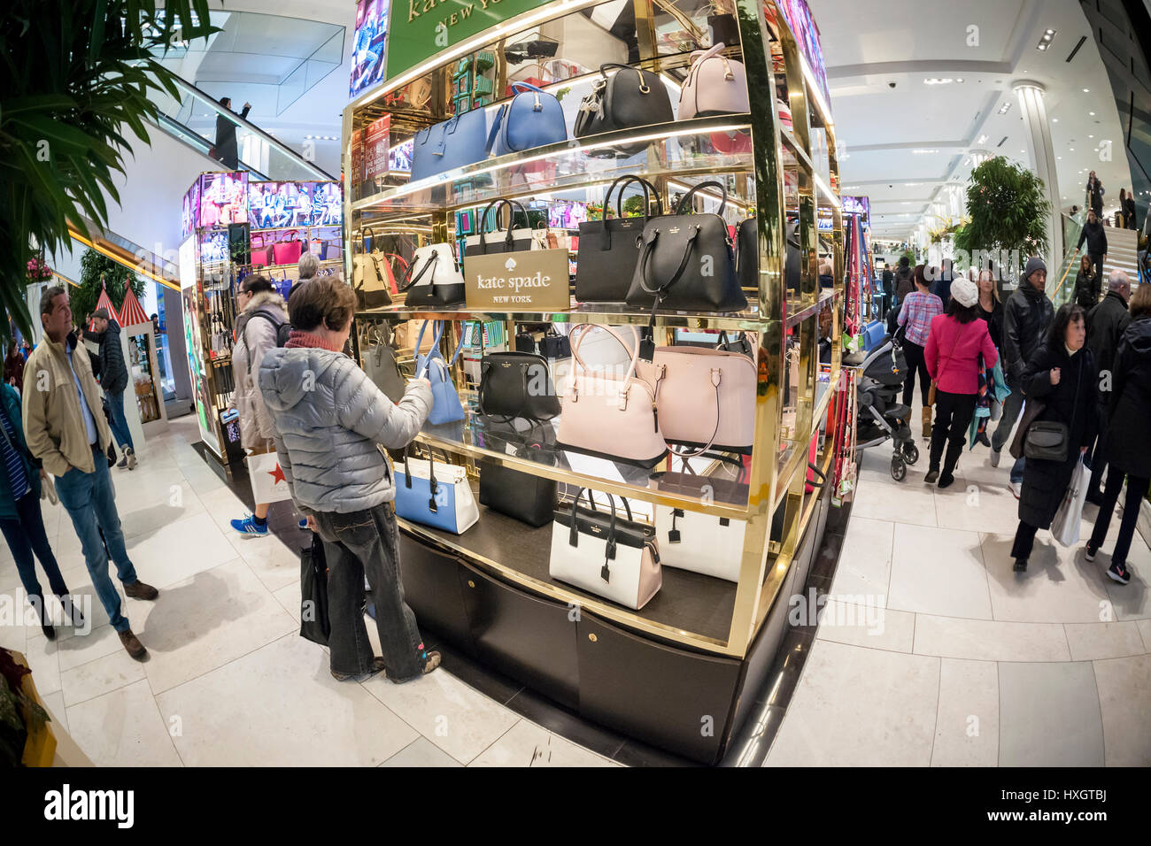Käufer suchen Kate Spade Handtaschen in Macy's Herald Square Flagship-Store auf Sonntag, 26. März 2017. (© Richard B. Levine) Stockfoto