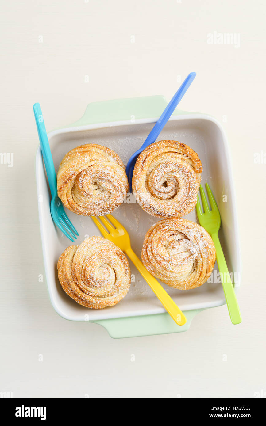 Frisch gebackenes Cruffins Trend Gebäck in leichten Schüssel Stockfoto