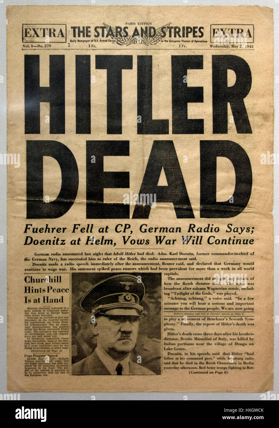 Hitler tot Zeitung - Special Edition von der US-Soldaten Zeitung The Stars and Stripes nach dem Tod von Adolf Hitler, Paris Ausgabe, 2. Mai 1945. Stockfoto