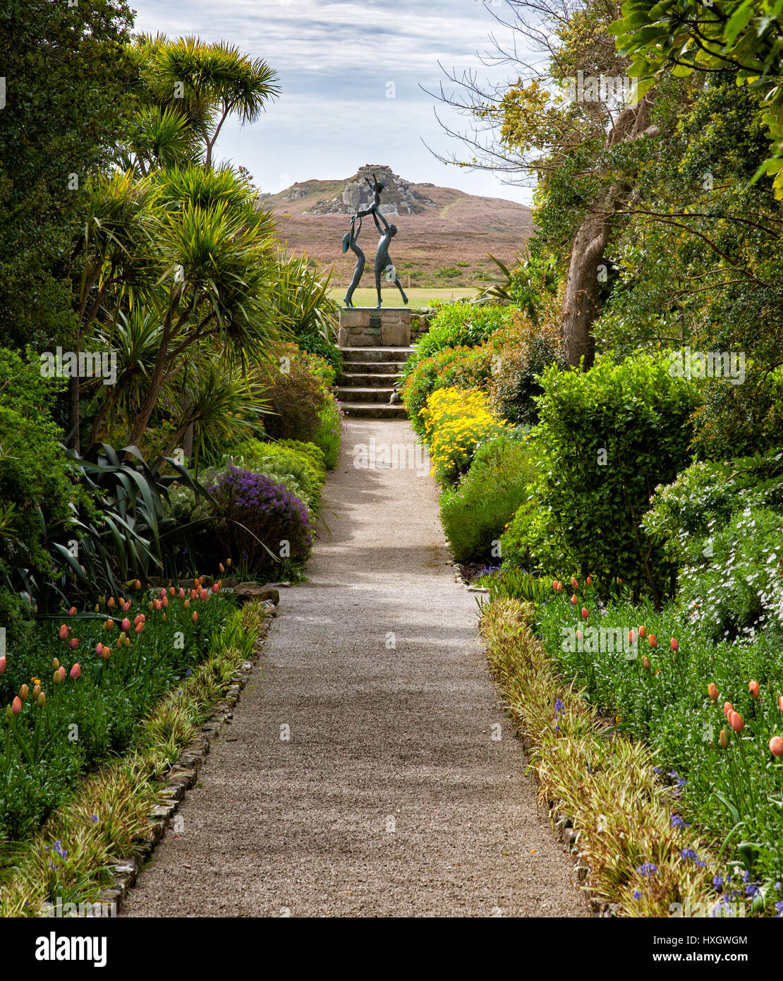 Vista in Tresco Abtei Garten in die Isles of Scilly mit David Wynnes Skulptur von Tresco Kinder bilden einen Schwerpunkt Stockfoto Vista in Tresco Abtei Garten in die Isles of Scilly mit David Wynnes Skulptur von Tresco Kinder bilden einen Schwerpunkt Stockfoto