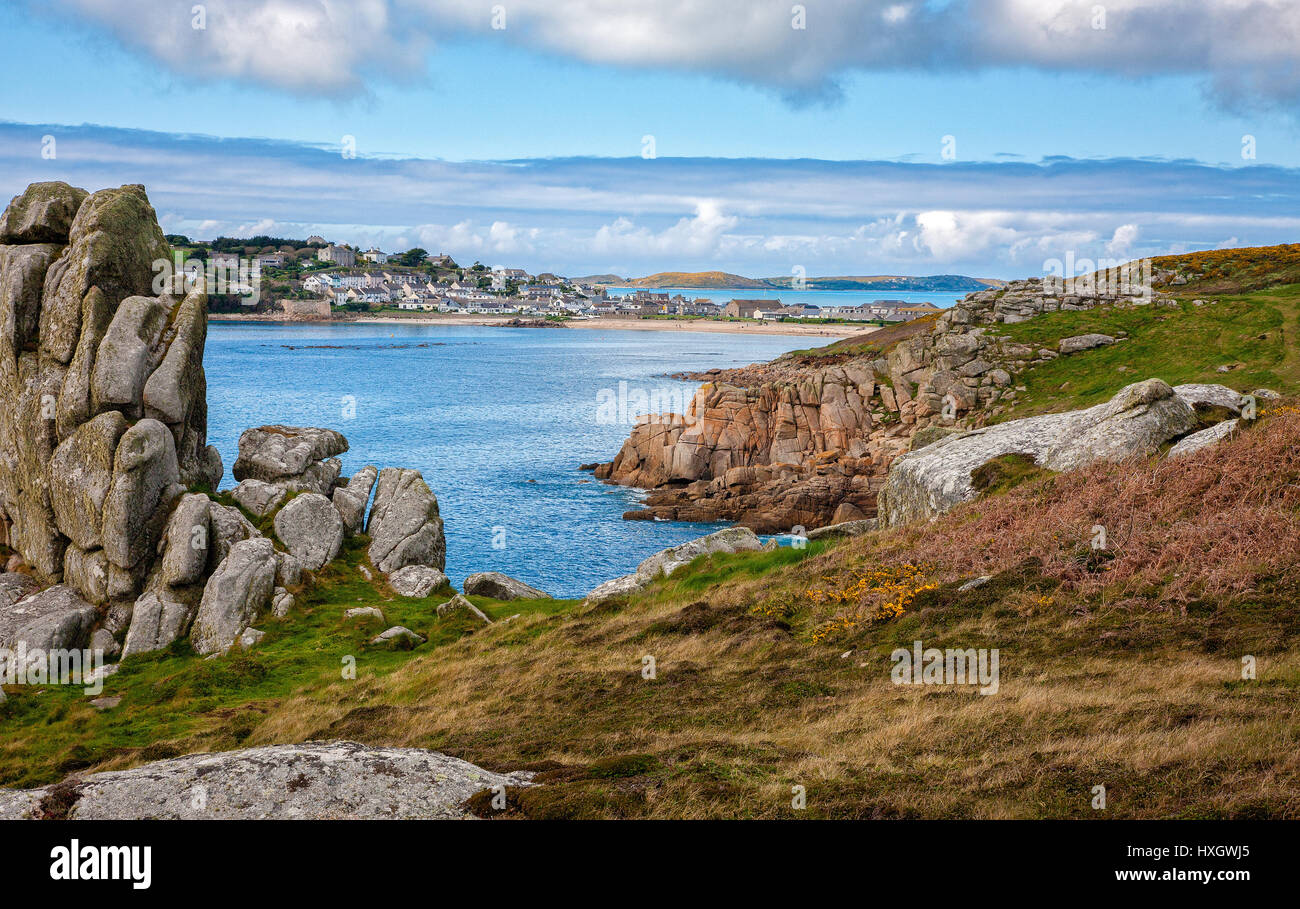 Hugh Town und Porthcressa Strand an Str. Marys in der Scilly-Inseln mit der Insel Bryher jenseits Stockfoto
