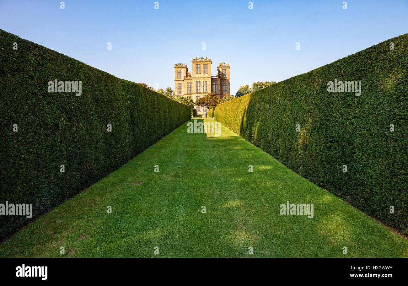 Südlichen Aspekt von Hardwick Hall in Derbyshire UK aus dem Garten lange Eibe Spaziergang gesehen Stockfoto