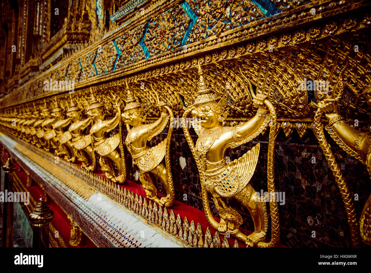 Tempel des Smaragd-Buddha. Gold ornamentalen prasseln Statuetten. Wat Pra-Keaw Bangkok, Thailand. Stockfoto