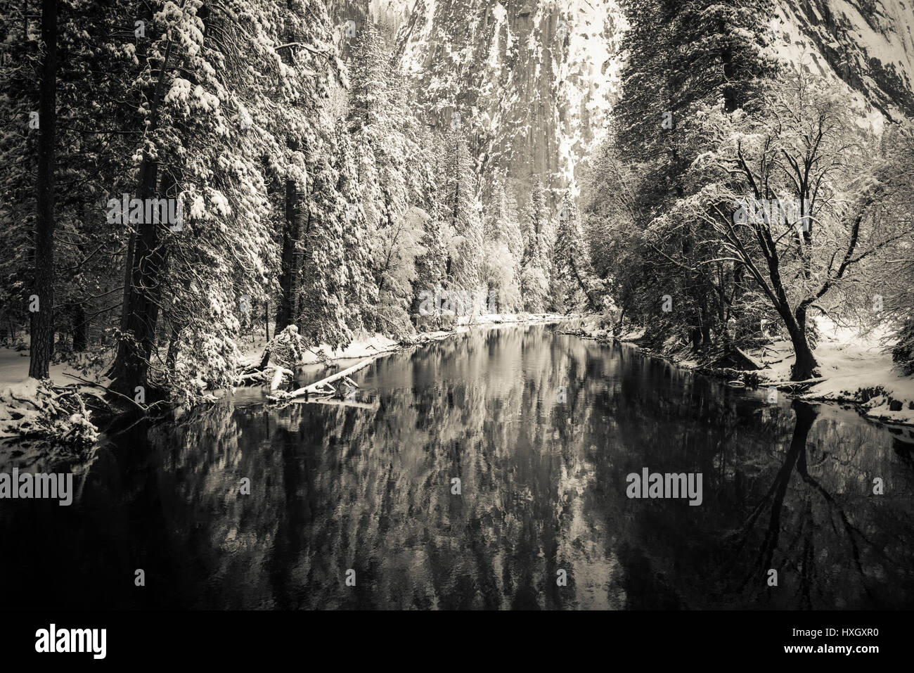 Der Merced River und Cathedral Rock im Winter, Yosemite-Nationalpark, Kalifornien USA Stockfoto