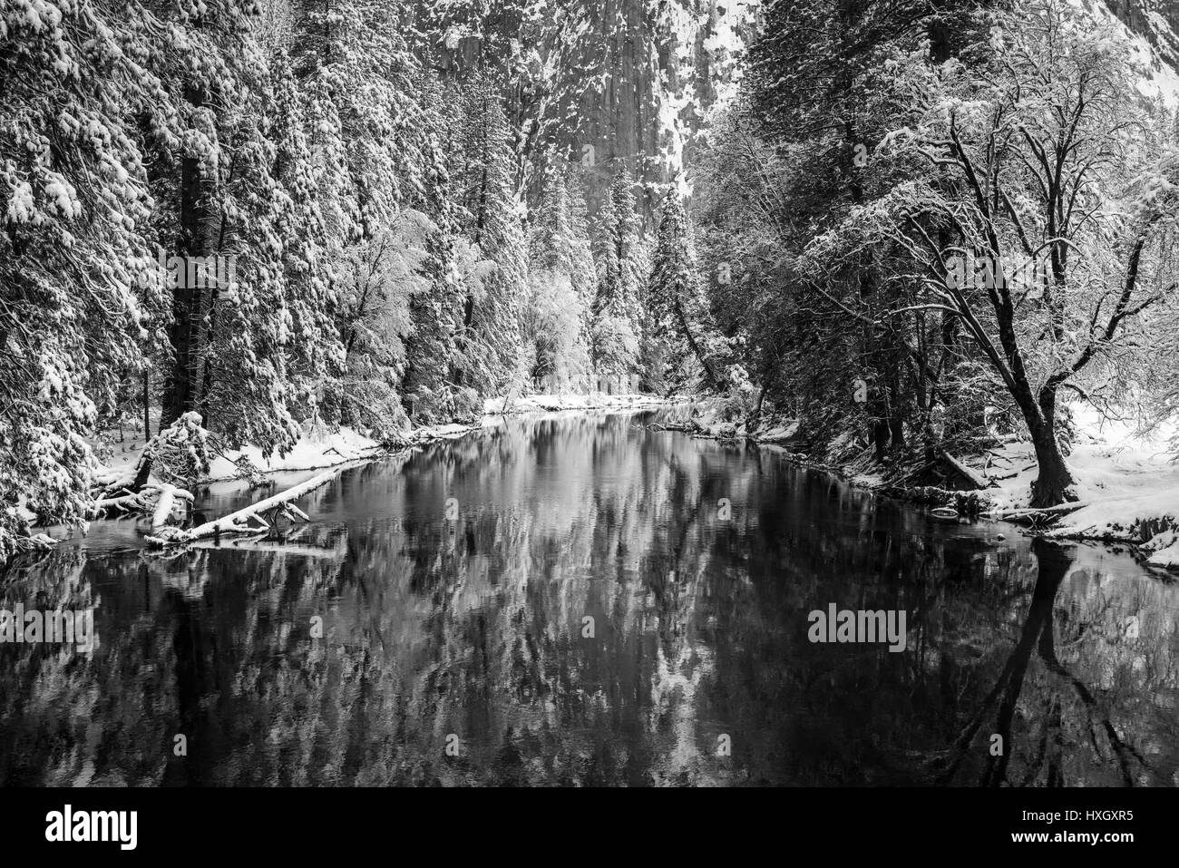 Der Merced River und Cathedral Rock im Winter, Yosemite-Nationalpark, Kalifornien USA Stockfoto