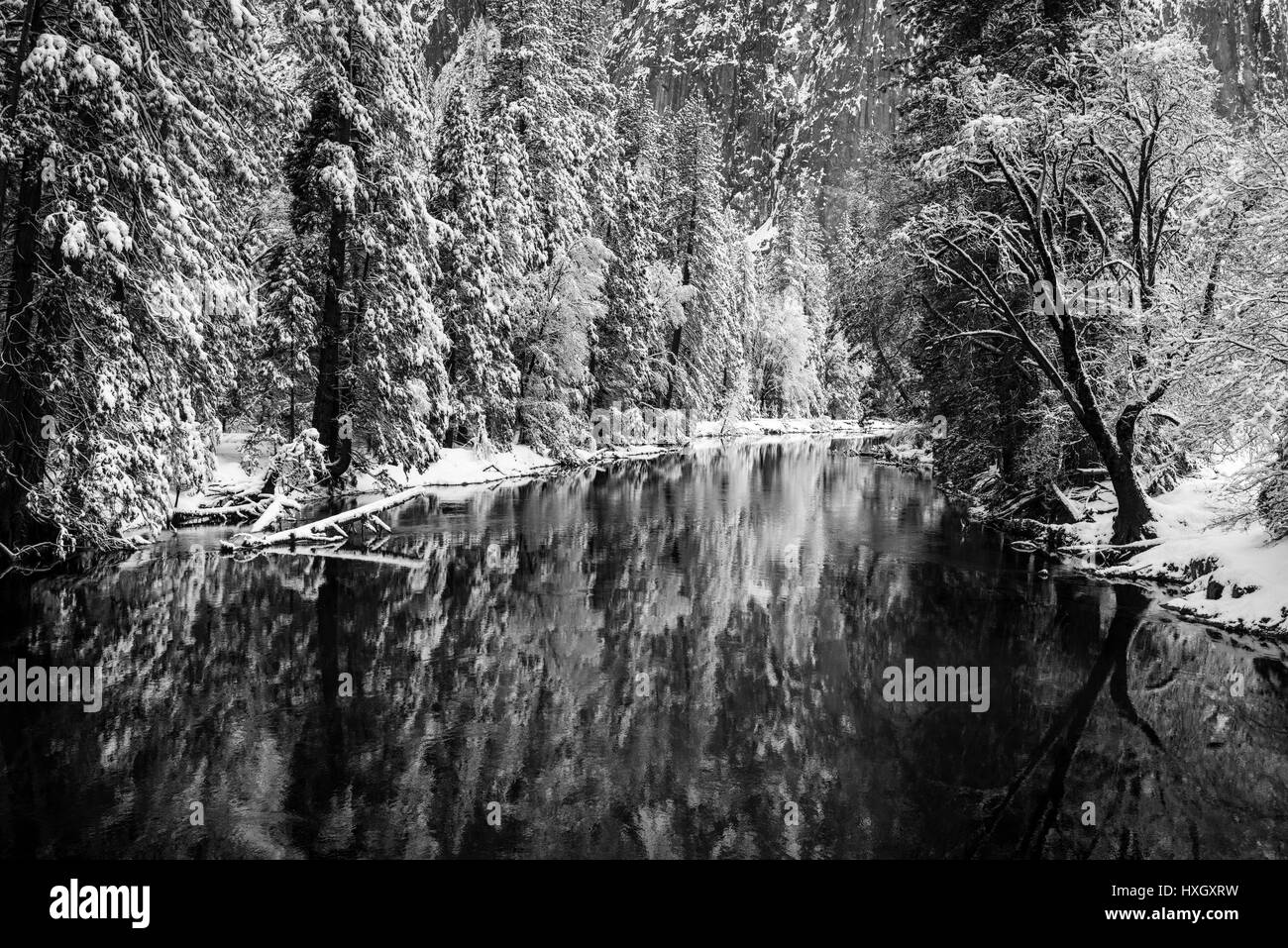 Der Merced River und Cathedral Rock im Winter, Yosemite-Nationalpark, Kalifornien USA Stockfoto