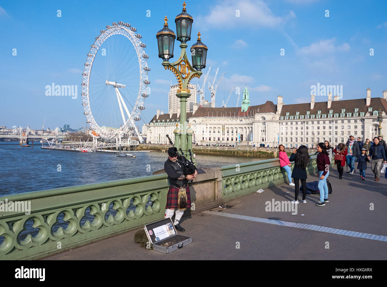 Schottische Dudelsackpfeifer auf die Westminster Bridge in London, England Vereinigtes Königreich Großbritannien Stockfoto