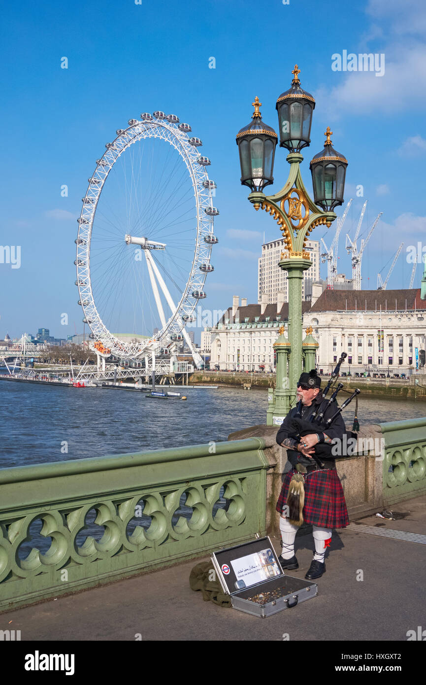 Schottische Dudelsackpfeifer auf die Westminster Bridge in London, England Vereinigtes Königreich Großbritannien Stockfoto