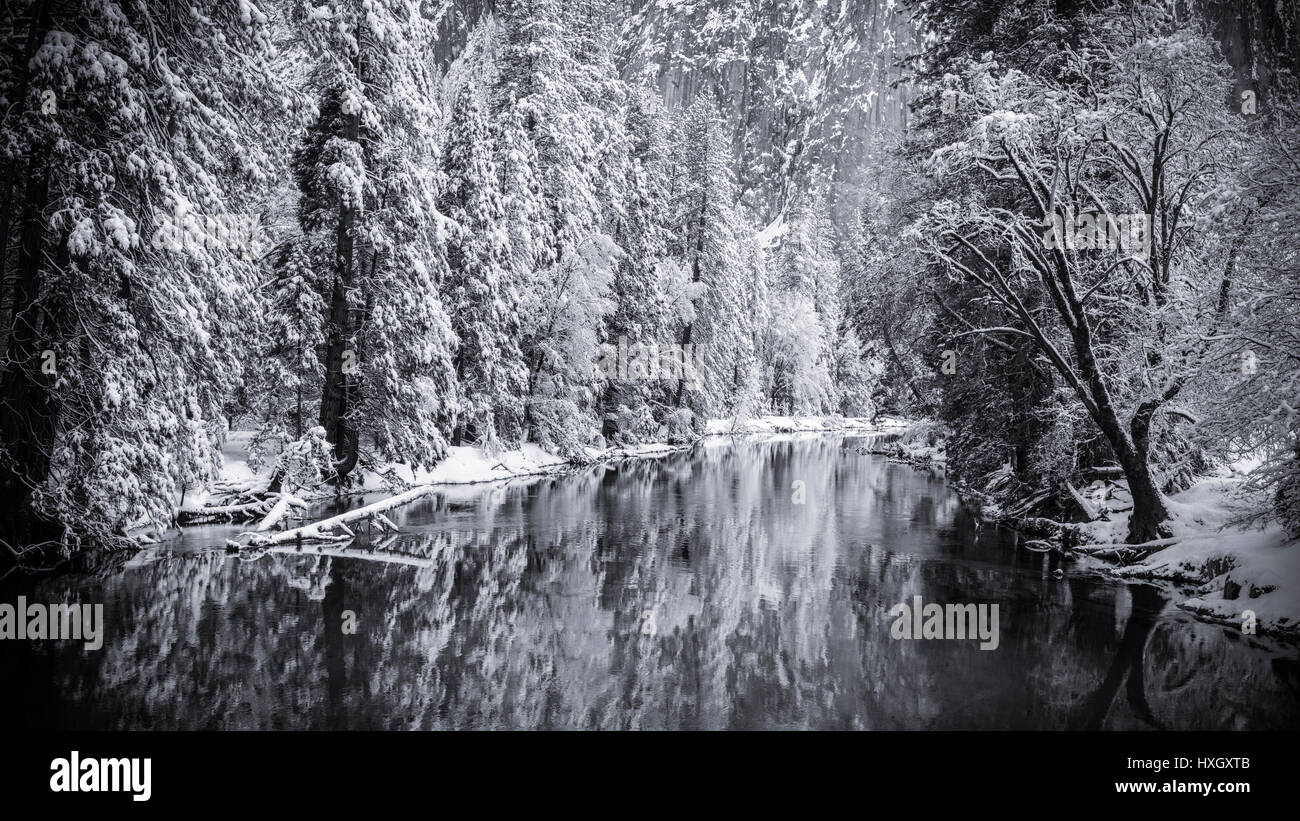 Der Merced River und Cathedral Rock im Winter, Yosemite-Nationalpark, Kalifornien USA Stockfoto