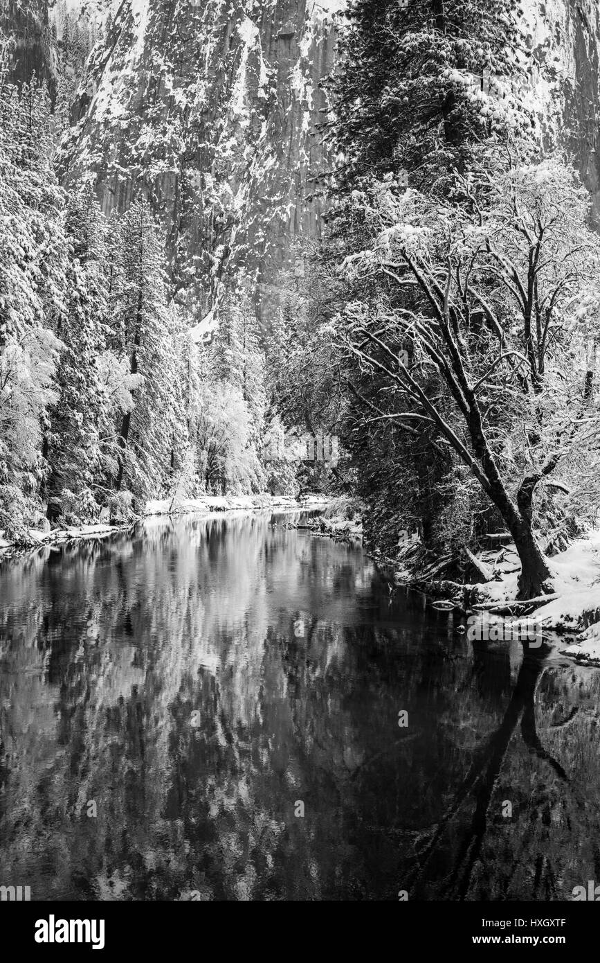 Der Merced River und Cathedral Rock im Winter, Yosemite-Nationalpark, Kalifornien USA Stockfoto