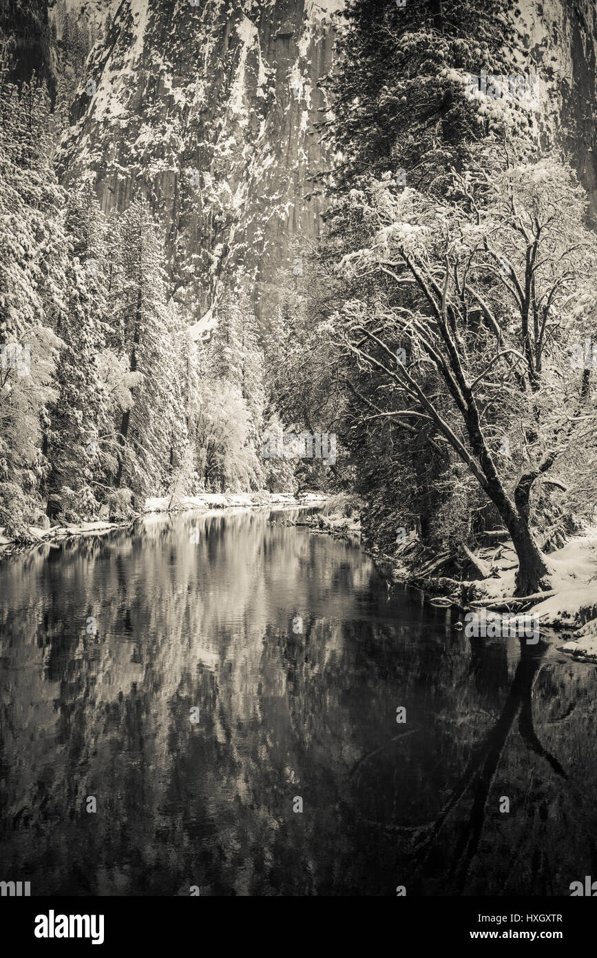 Der Merced River und Cathedral Rock im Winter, Yosemite-Nationalpark, Kalifornien USA Stockfoto