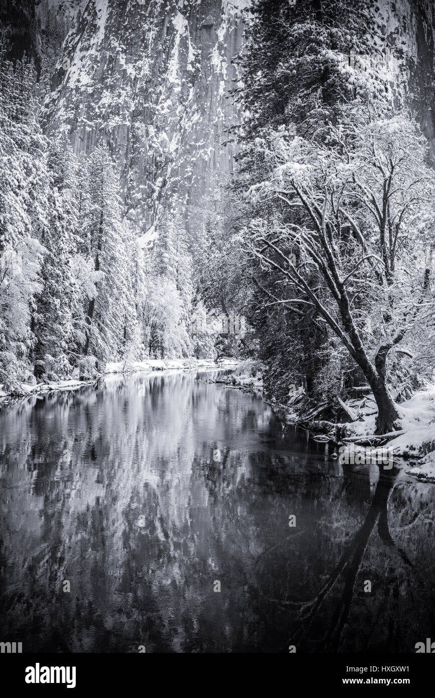 Der Merced River und Cathedral Rock im Winter, Yosemite-Nationalpark, Kalifornien USA Stockfoto