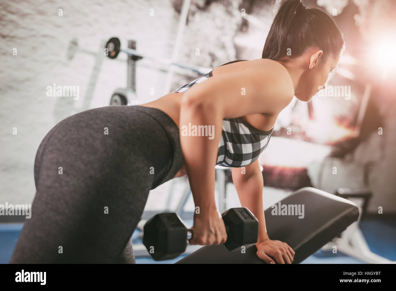 Schöne junge muskulöse Frau Übung im Fitnessstudio den Rücken zu stärken. Stockfoto