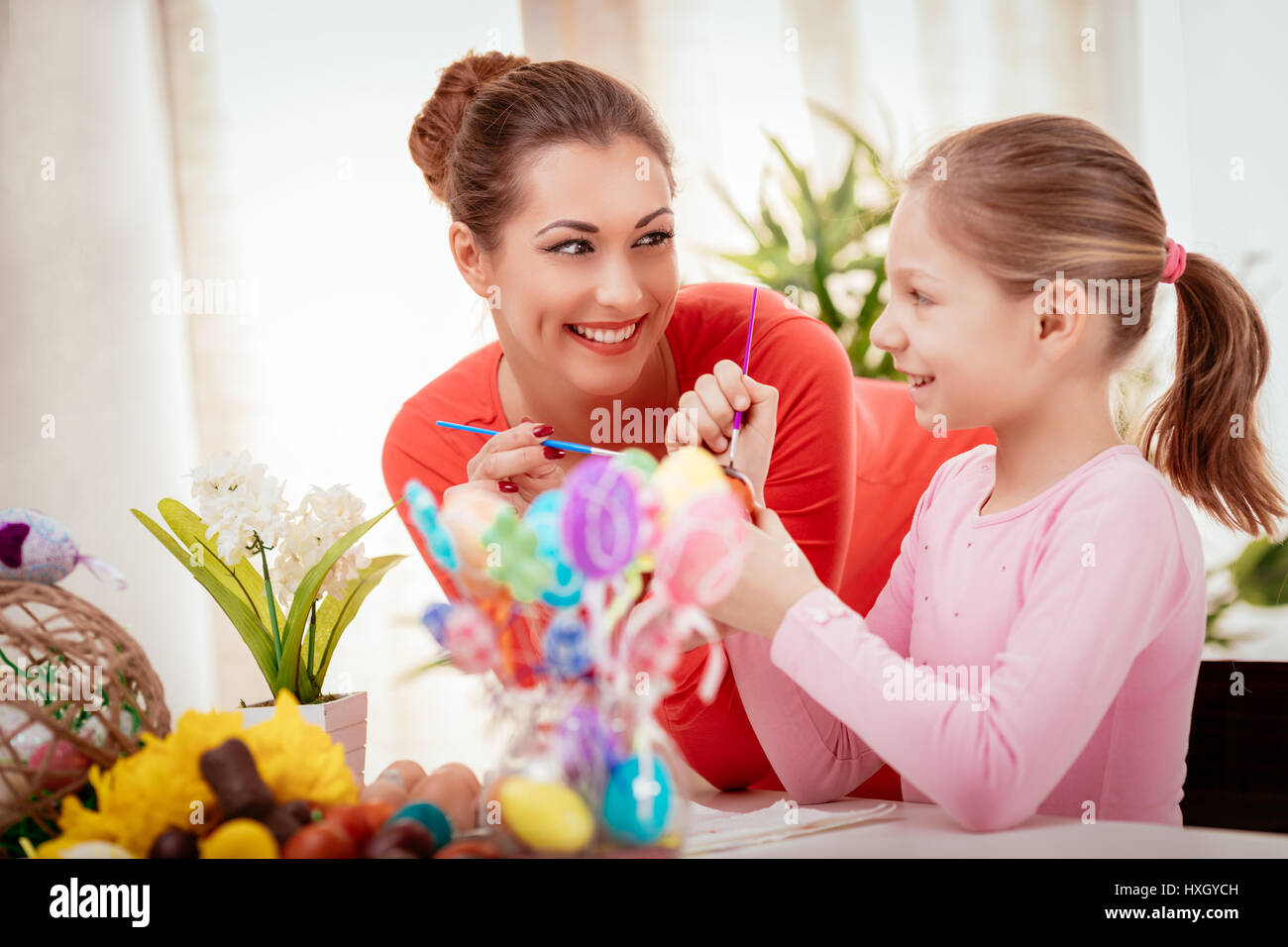 Schöne Glück Mutter und Tochter Malerei Osterei zu Hause. Stockfoto