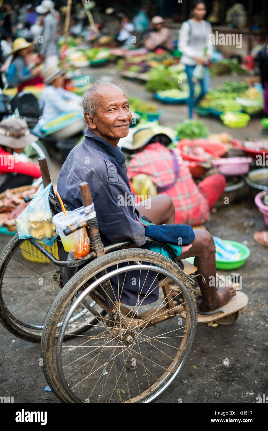 Krüppel im Rollstuhl, lokalen Markt in Battambang, Kambodscha, Asien. Stockfoto