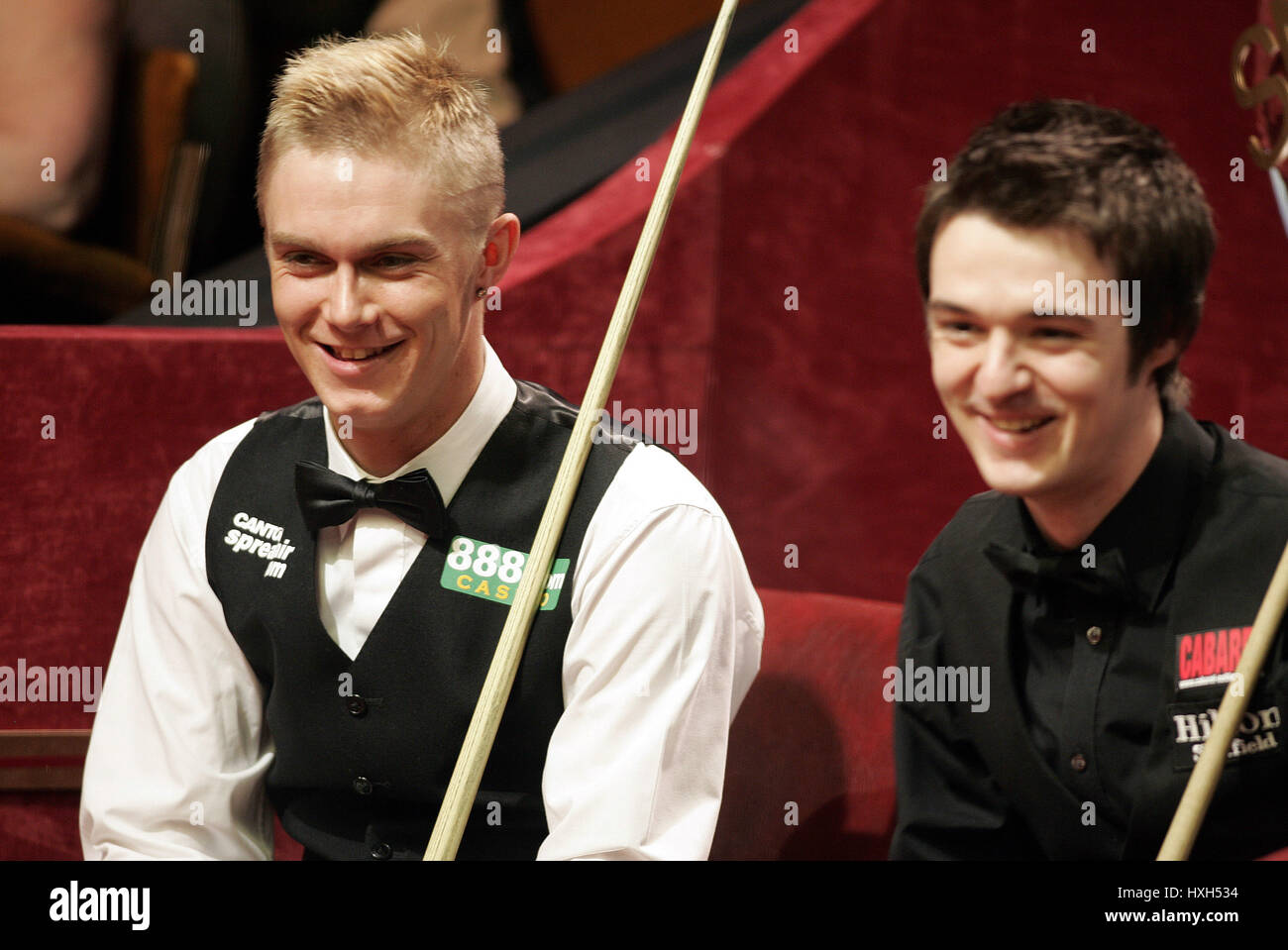 PAUL HUNTER & MICHAEL HOLT EMBASSY WORLD SNOOKER CRUCIBLE THEATRE SHEFFIELD 17. April 2005 Stockfoto