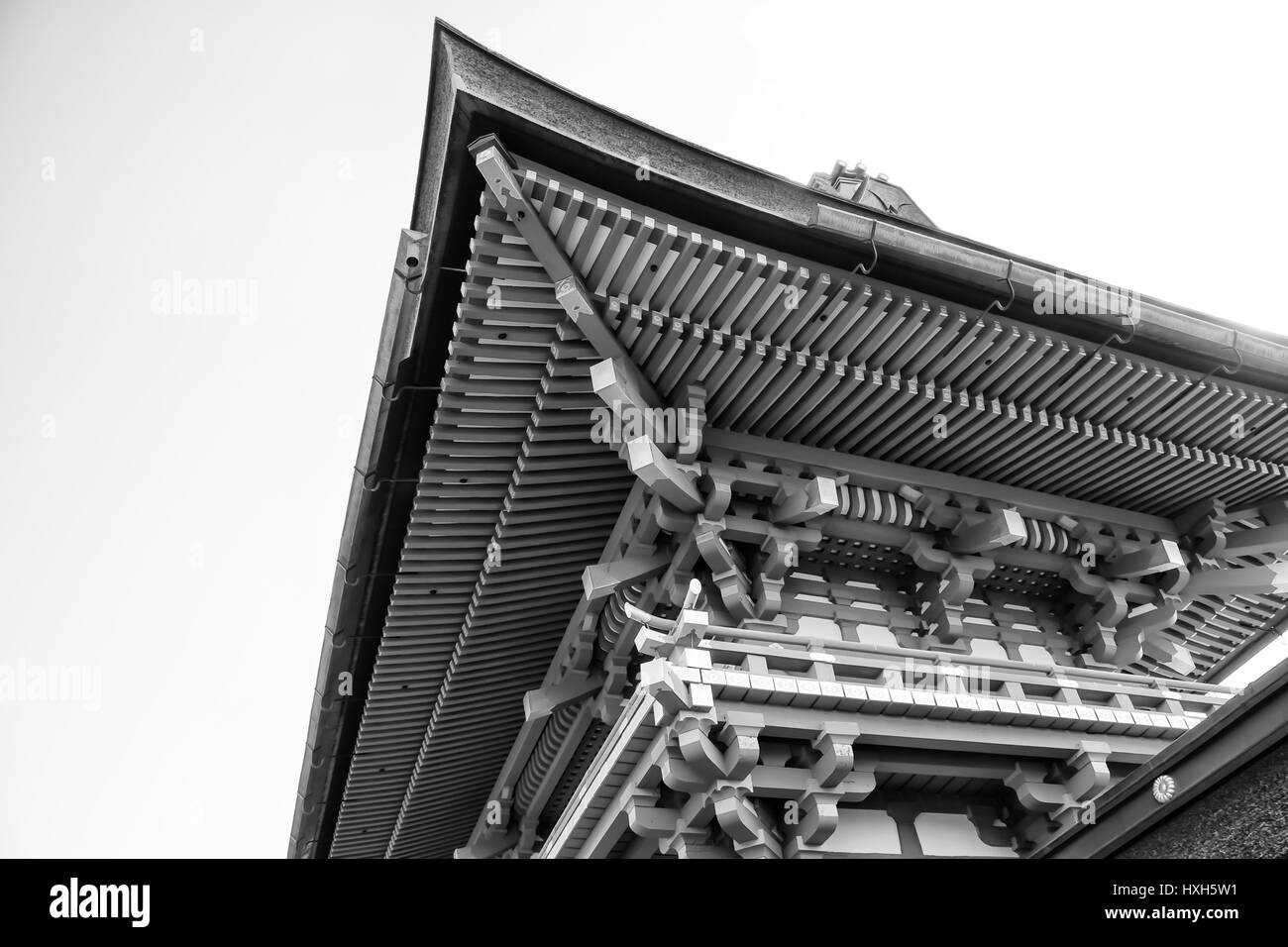 Schöne Architektur im Kiyomizu-Dera Tempel, Kyoto, Japan (schwarz und weiß. Stockfoto