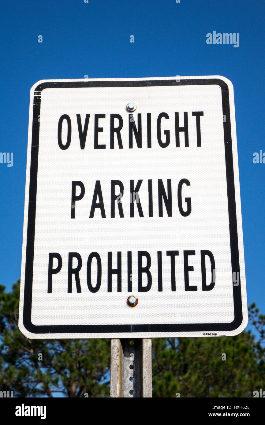 Über Nacht Parken verboten Schild Stockfoto