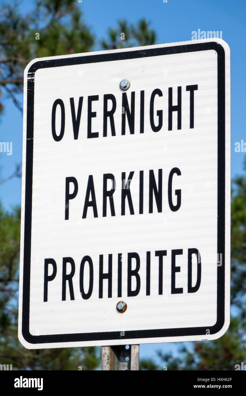 Über Nacht Parken verboten Schild Stockfoto