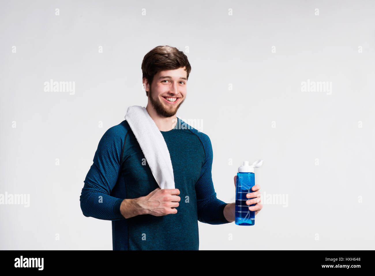 Junge Fitness Mann nach der Arbeit aus, Handtuch auf Schulter ruht. Stockfoto