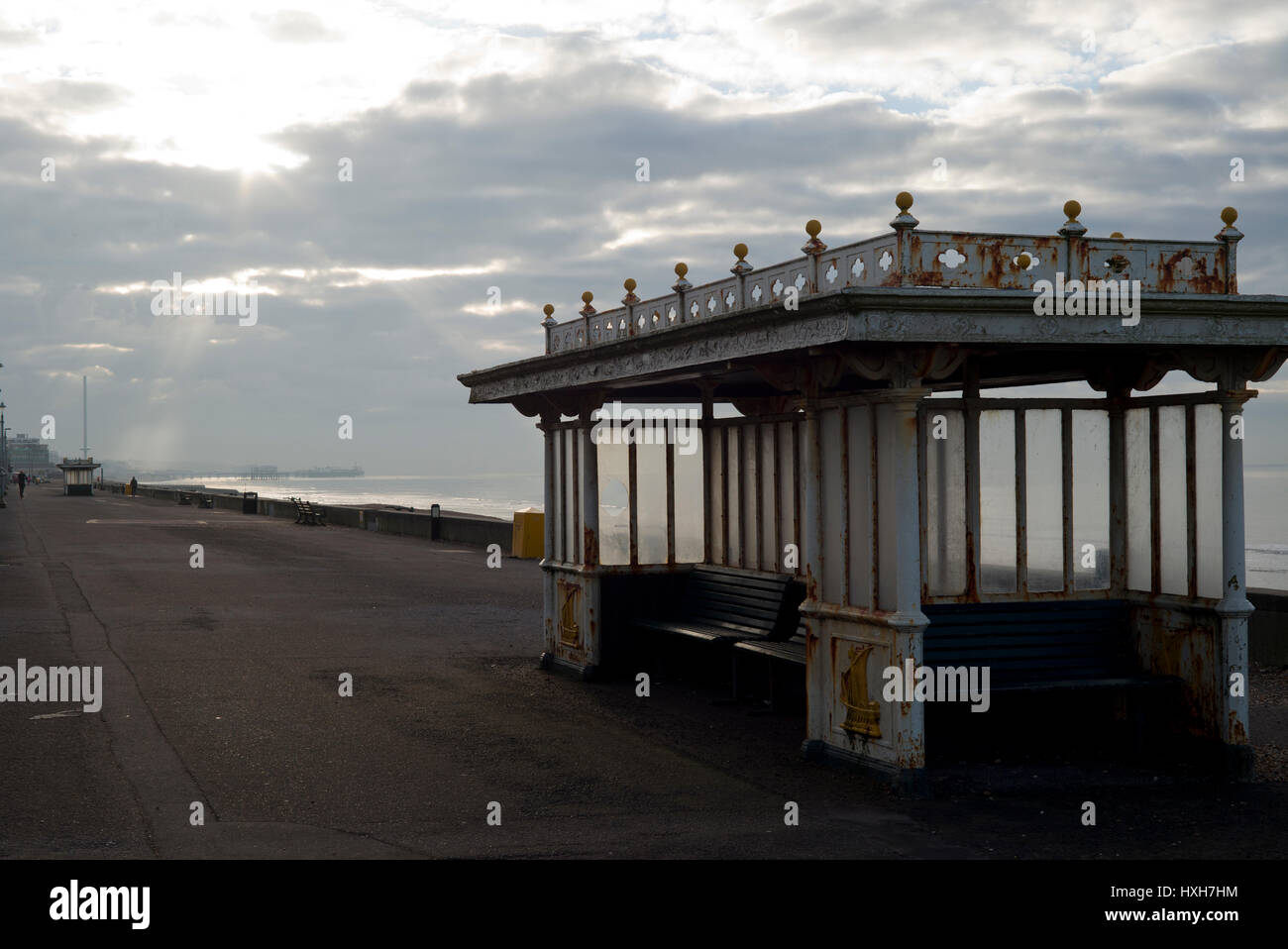 Traditionelle Strandpromenade Unterschlupf, Brighton und Hove, am frühen Morgen Stockfoto