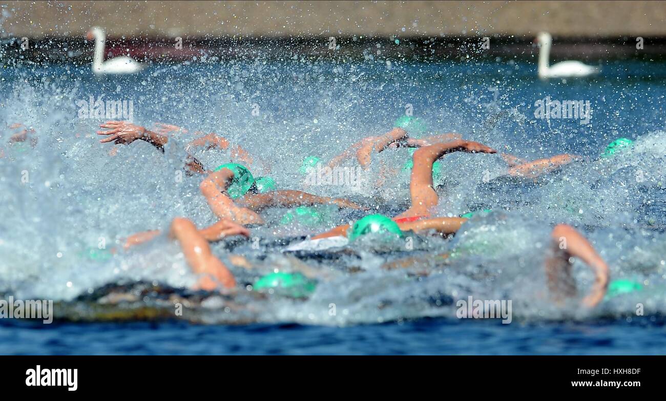 1 500-Meter-OPEN-WATER-schwimmen Männer TRIATHLON Herren TRIATHLON STRATHCLYDE COUNTRY PARK GLASGOW Schottland 24. Juli 2014 Stockfoto