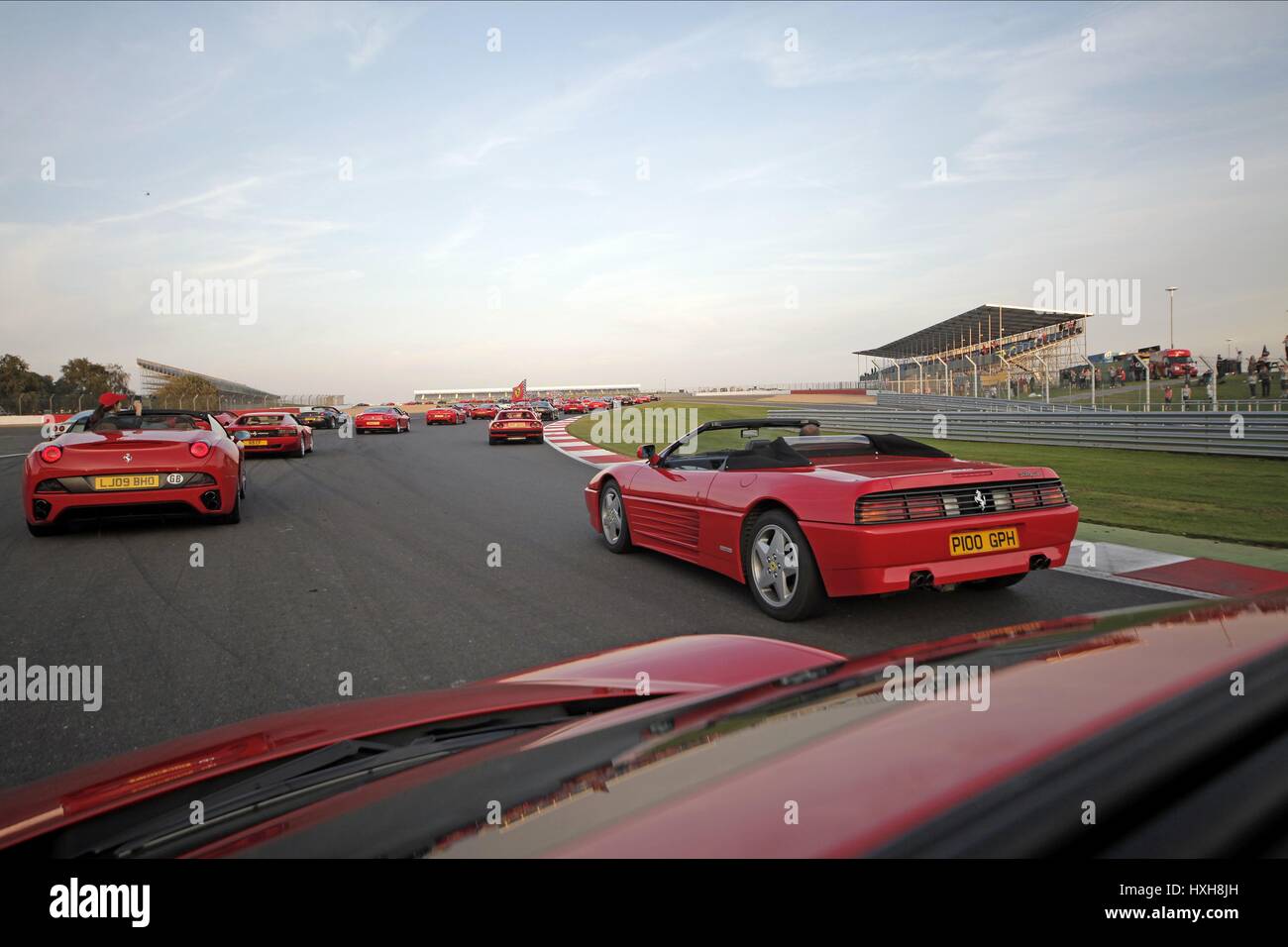 ROTEN FERRARI CALIFORNIA 348 SPIDER Welt Rekord FERRARI Welt Rekord SILVERSTONE GRAND PRIX CIRCUIT ENGLAND ENGLAND 15 MB Stockfoto