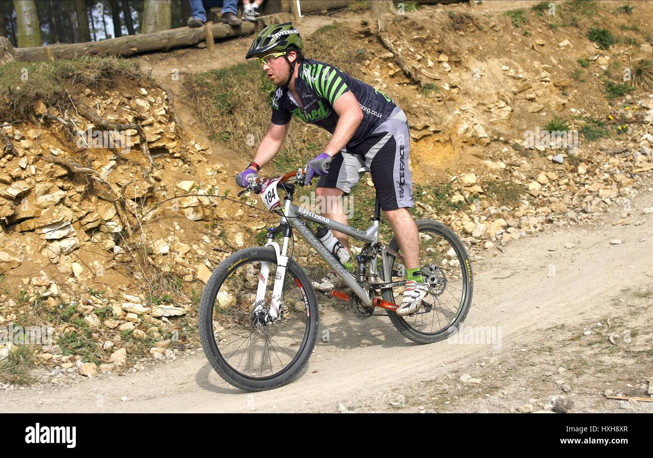 MOUNTAIN BIKER DALBY DARE EVENT DALBY FOREST YORKSHIRE 24. April 2010 Stockfoto