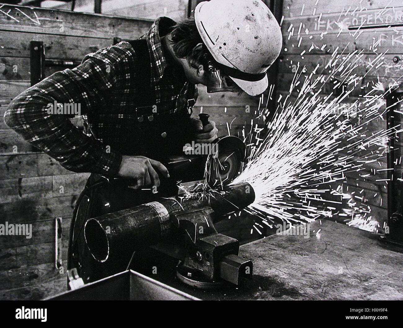 Mann tut Metallarbeiten ENGLAND 1. Januar 1970 Stockfoto