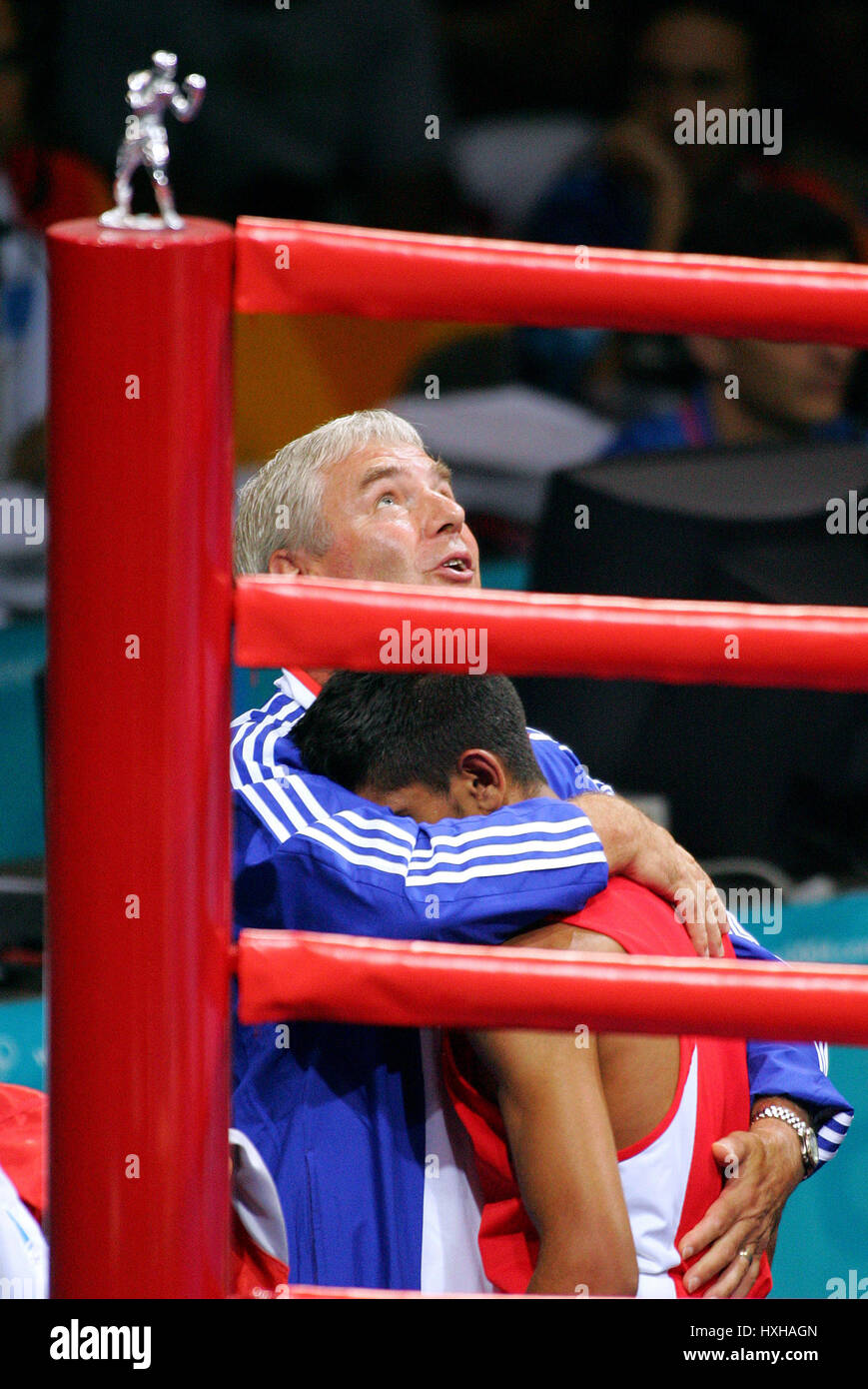 AMIR KHAN & Trainer MICK JELLEY Olympischen Boxen Athen Griechenland 29. August 2004 Stockfoto