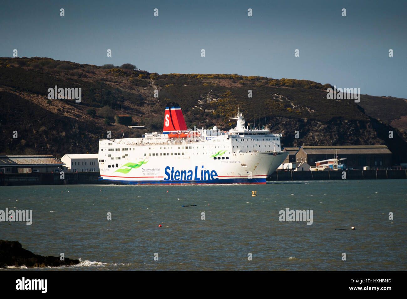 "Connecting Europe for a Sustainable Future": die Stena Line Fähren-Passagier-Fähre verlassen Hafen von Fishguard, Pembrokeshire, Süd-west Wales, auf dem Weg von Rosslare in Irland Stockfoto