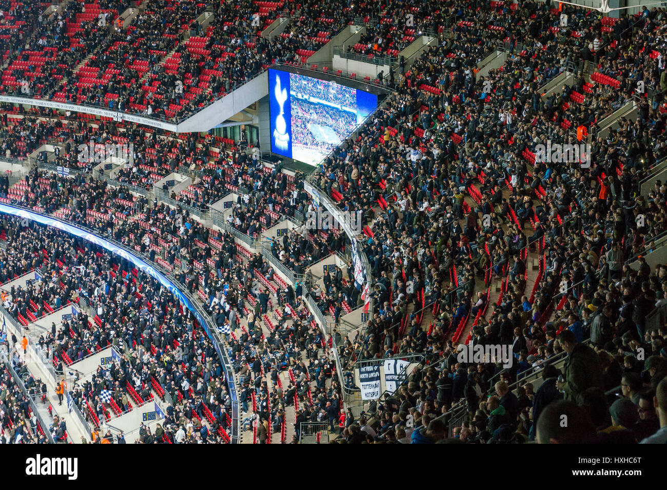 Spurs-Fans warten auf Tottenham Hotspur vs. Bayer Leverkusen in der Champions League im Wembley Stadium, London, UK Stockfoto