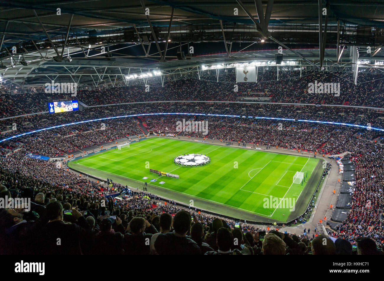 Tottenham Hotspur spielen Bayer Leverkusen in der Champions League im Wembley Stadium, London, UK Stockfoto