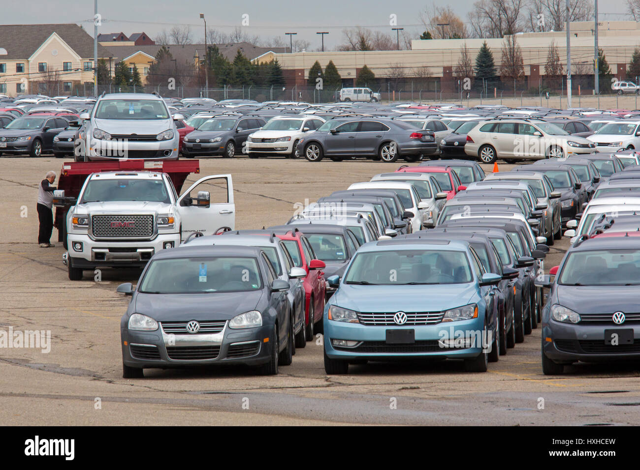 Pontiac, Michigan - ein Arbeiter entlädt einige Tausender von Volkswagen Diesel-Fahrzeuge, die auf den vakanten Pontiac Silverdome geparkt sind. VW kaufte b Stockfoto