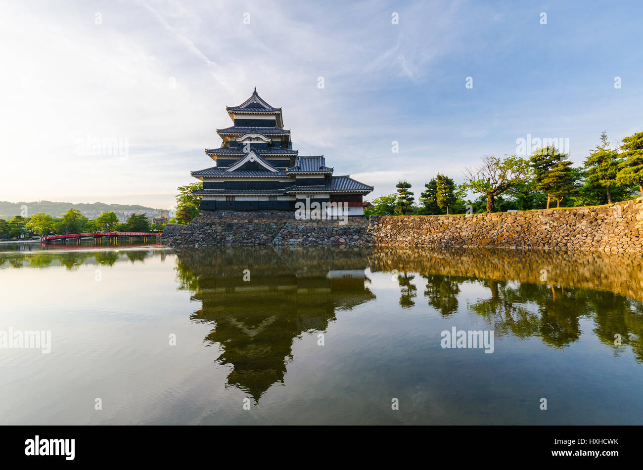 Matsumoto Burg reflektieren Wasser Abend in Nagano, japan Stockfoto