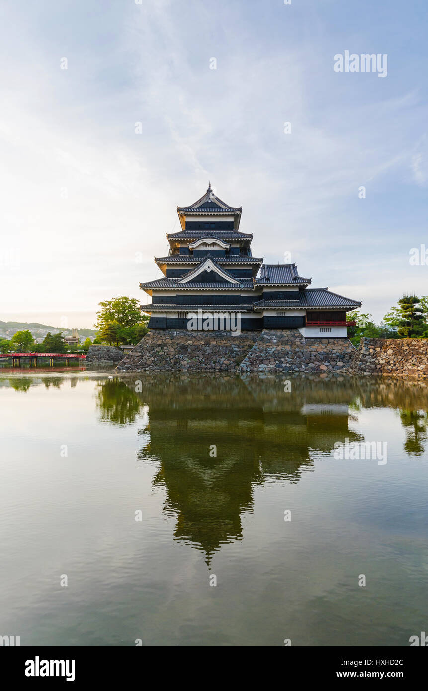 Matsumoto Burg reflektieren Wasser Abend in Nagano, japan Stockfoto