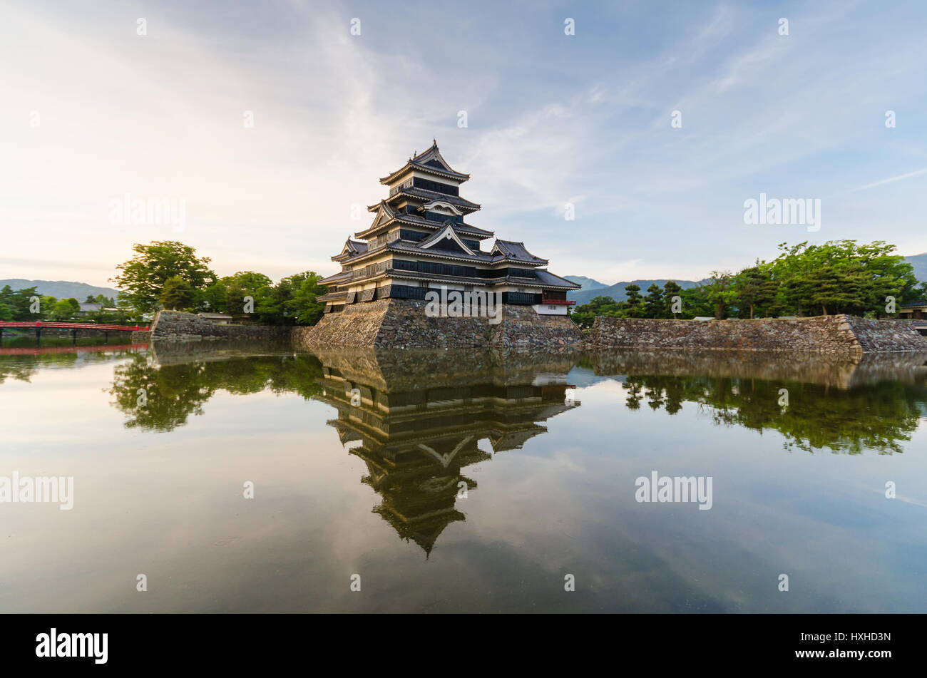 Matsumoto Burg reflektieren Wasser Abend in Nagano, japan Stockfoto