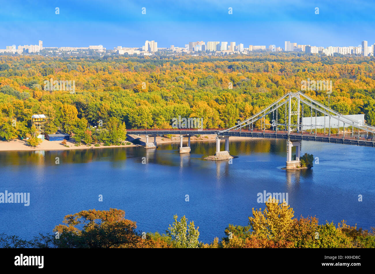 Fußgängerbrücke über den Dnjepr. Herbst. Kiew. Ukraine Stockfoto