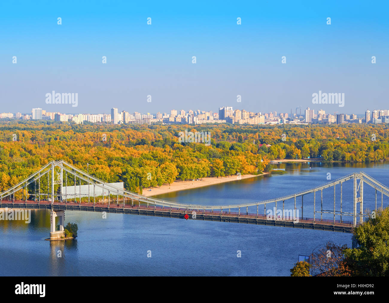 Fußgängerbrücke über den Dnjepr. Herbst. Kiew. Ukraine Stockfoto
