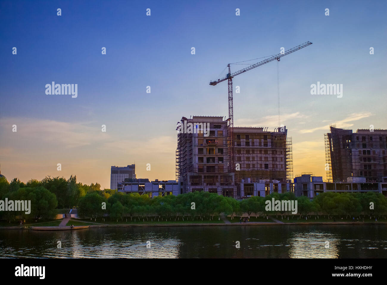 Gebäude in Astana Stadtpark. Gehen die Menschen auf der Straße. Stockfoto