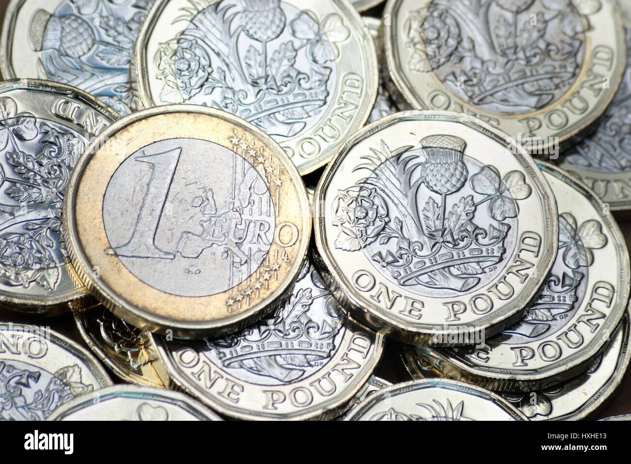 Neue britische Pfund-Münze & Euro Stockfoto