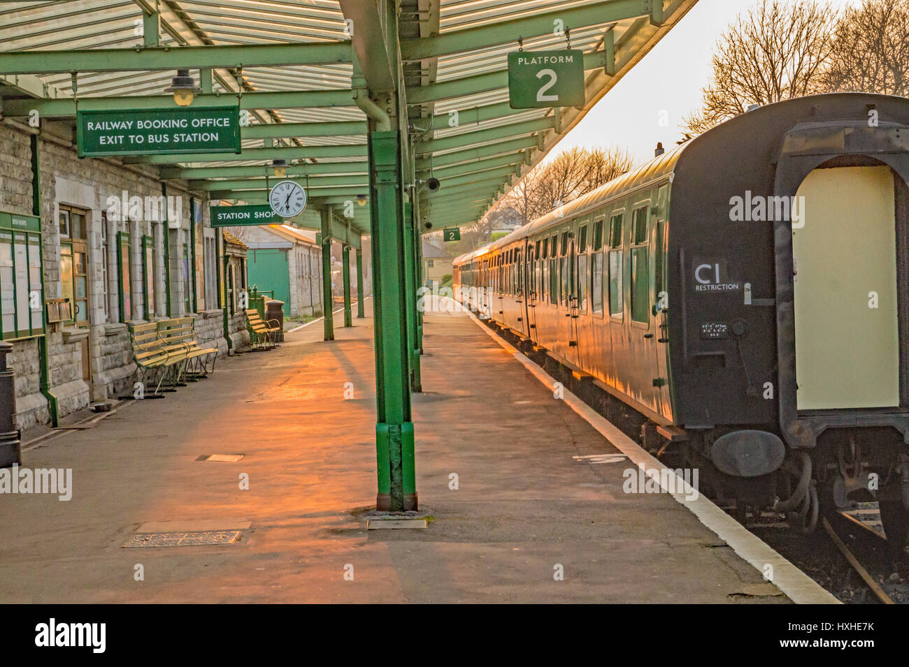 Die vintage Beförderung auf einer verlassenen Sonnenuntergang Plattform in Swanage, Dorset, England Stockfoto