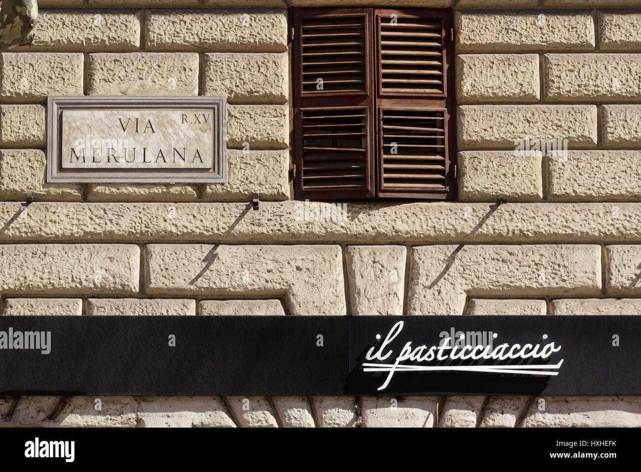 Quer Pasticciaccio Brutto de Via Merulana - ein Klassiker der italienischen Literatur von Carlo Emilio Gadda, der jetzt an eine Bar erinnert, Rom, Italien Stockfoto