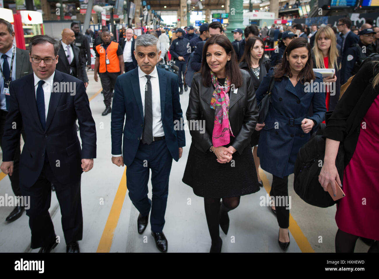 Londoner Bürgermeister, Sadiq Khan ist erfüllt von seinem Amtskollegen Paris, Anne Hidalgo am Gare du Nord in der französischen Hauptstadt wie kam er aus Brüssel während seines dreitägigen Besuch zu den europäischen Städten, wo er treffen wird EU-Politiker und Beamte zu reden Austritt und die jüngsten Terror, Anschlag in London. Stockfoto