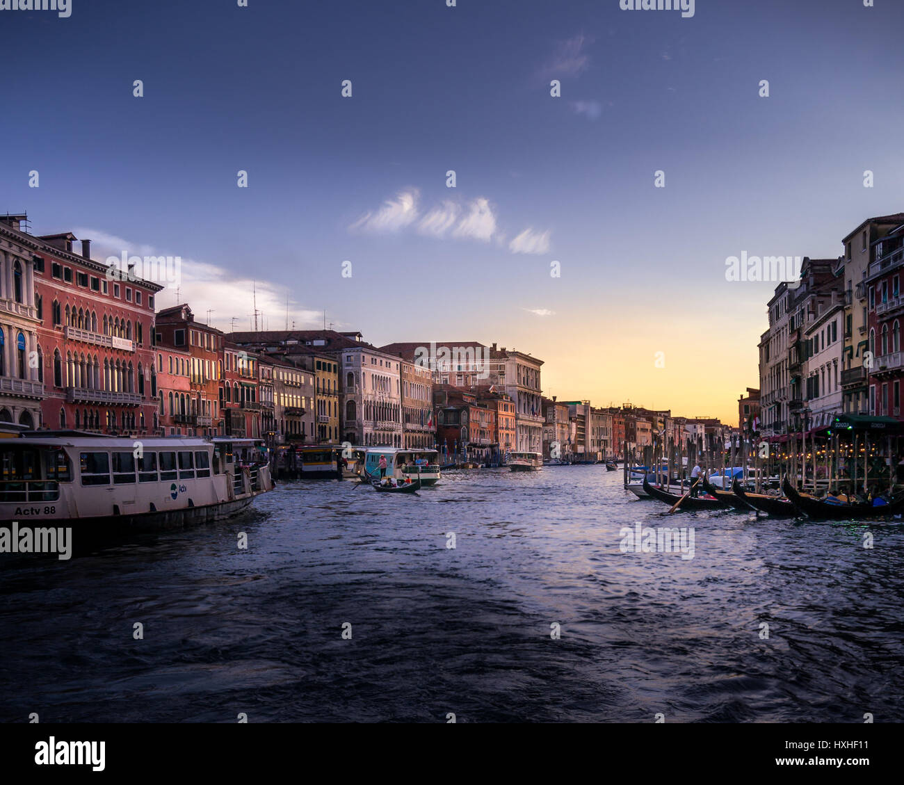 Licht und Farbe auf den Canal Grande, Venedig. Stockfoto