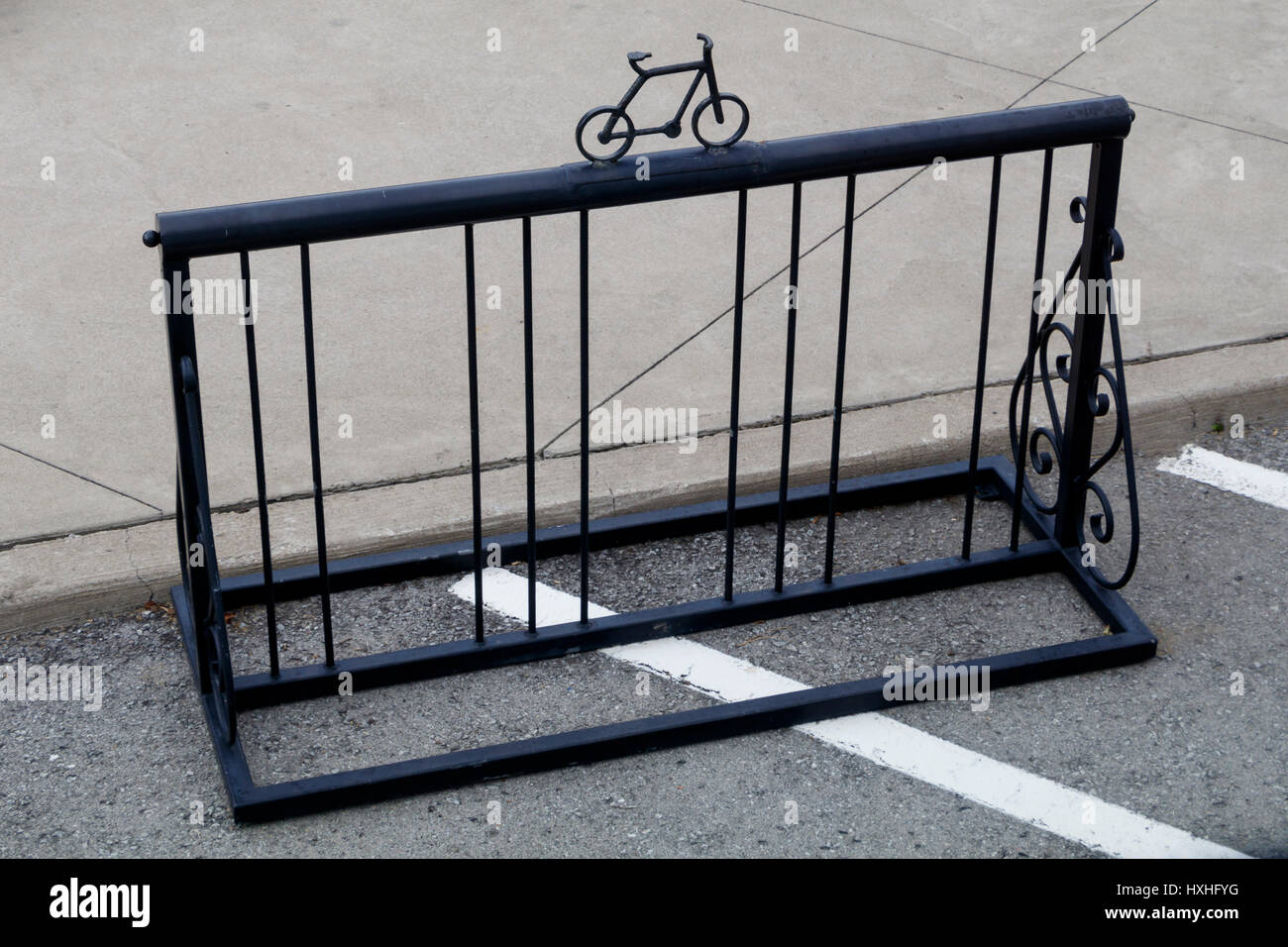 Metall, stilisierten Fahrradträger am Straßenrand in Toronto, Ontario, Kanada. Stockfoto