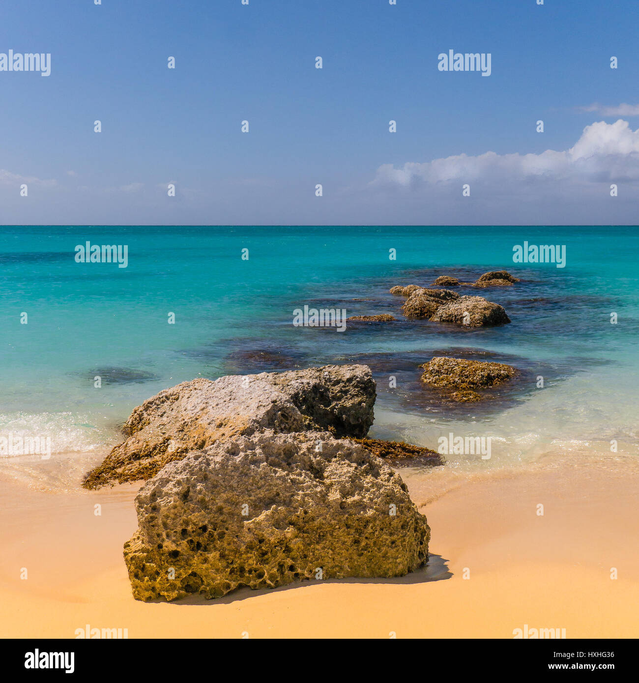 Felsen am Strand - Turks- und Caicosinseln Stockfoto