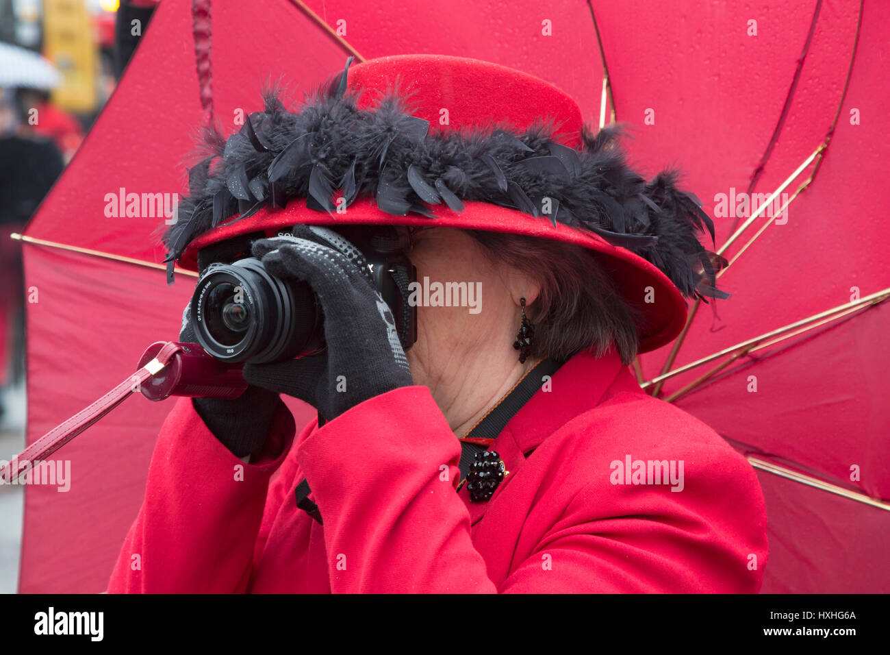 Detroit, Michigan - ein Fotograf im Marche du Nain Rouge, eine Parade, die das kommen des Frühlings zelebriert. Stockfoto